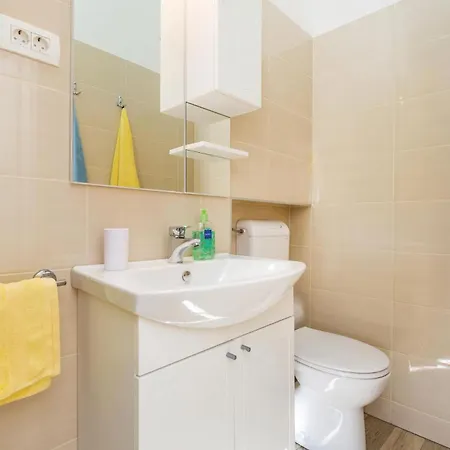 Apartman 1 Bedroom Lovely In